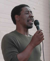 Anthony Thigpenn speaks to a group of volunteers about the main issues in the 2004 election